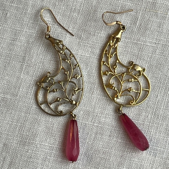 Paisley motif, filigree, dangly earrings in gold with red beads. - Picture 3 of 8